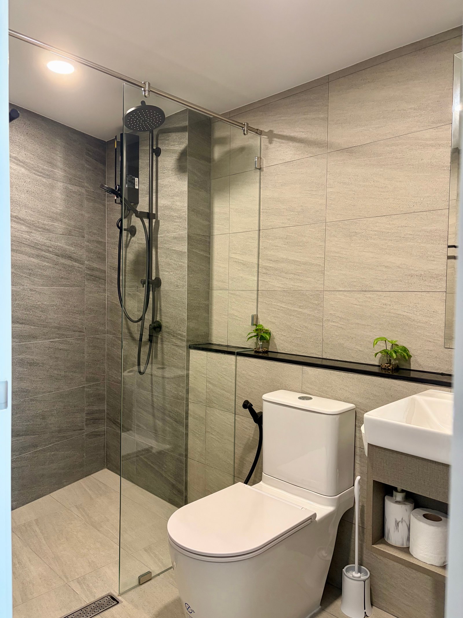 Modern Apartment Bathroom Walk-in Shower